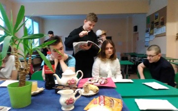 Modnie i w stylu damy... - lekcja dramy w kl. 7c